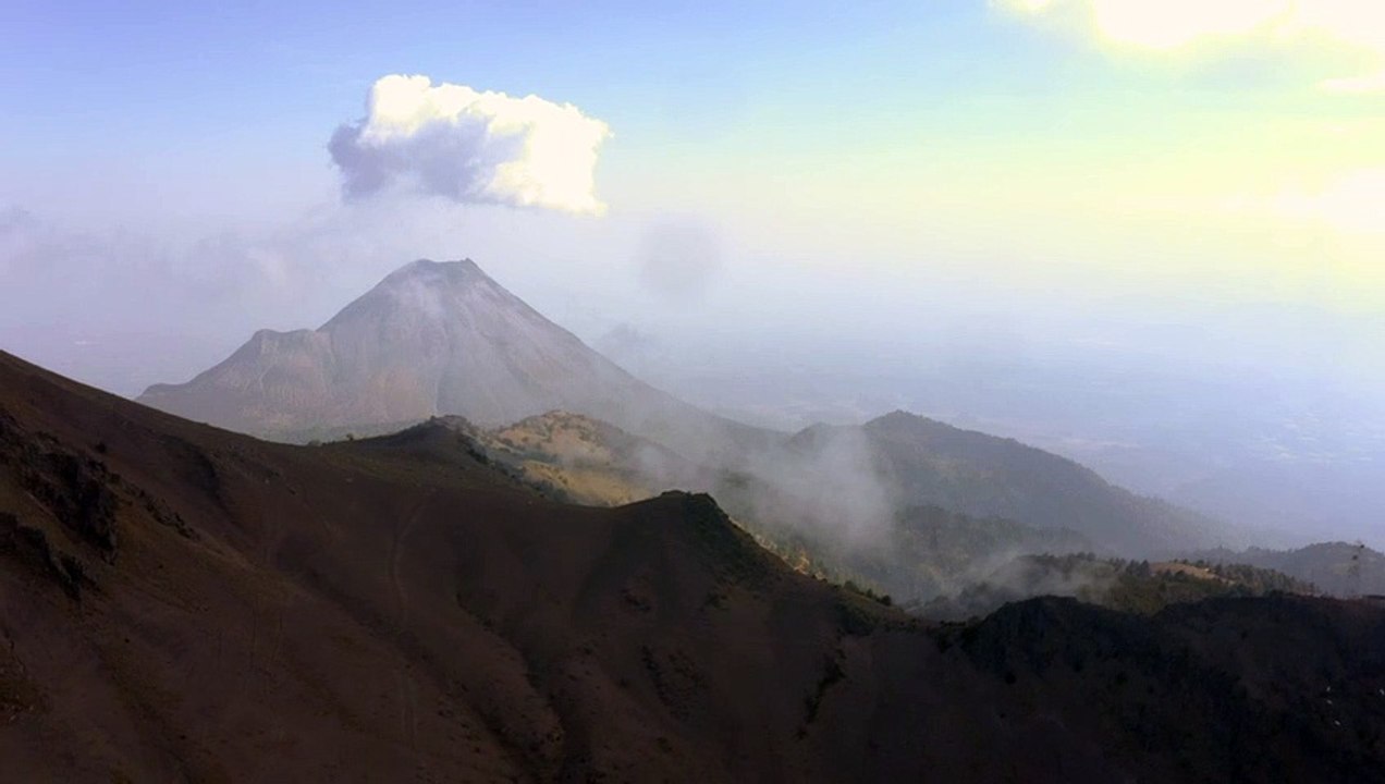 Terbang - diatas - pegunungan - mixkit-flying-over-a-mountainous-area-43130-medium