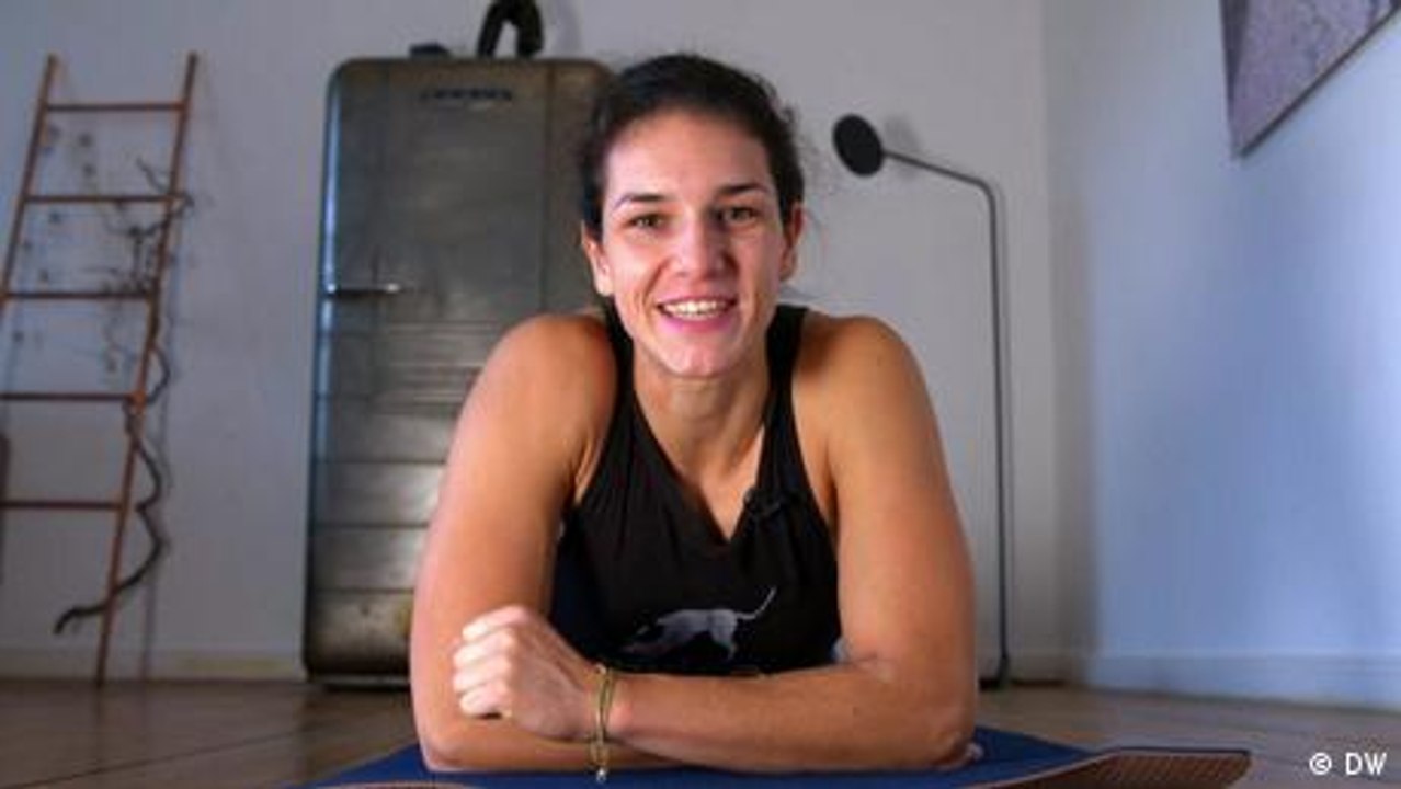 Fitnessübung: Fester Po und starker Rücken