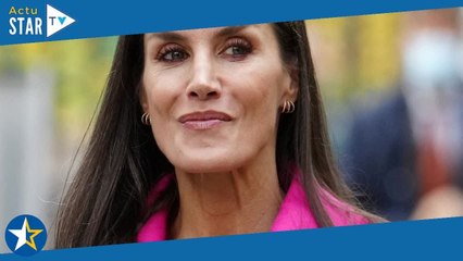 Letizia d'Espagne, reine du charme : costume rose et flashy pour une dernière sortie avant Noël