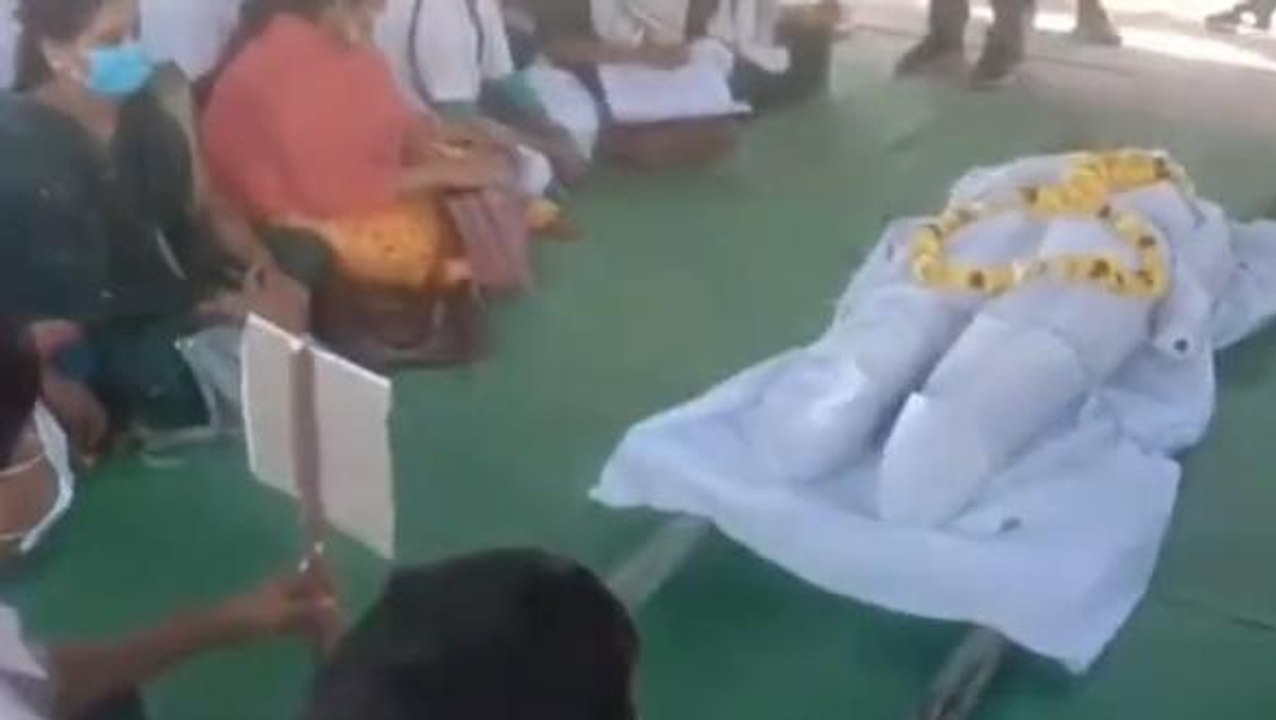 अलीराजपुर : संविदा स्वास्थ्यकर्मियों ने अर्थी निकालकर किया अनूठा प्रदर्शन,सरकार से की मांग
