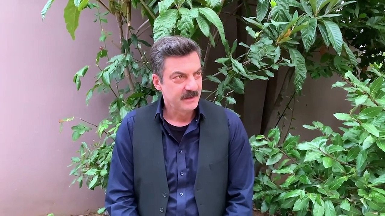 Σασμός: Οι ηθοποιοί μας εύχονται για τα Χριστού...