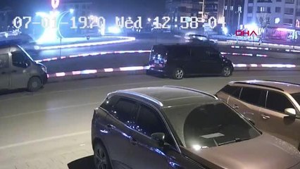 YOLA KONTROLSÜZ ÇIKAN OTOMOBİLE ÇARPTI 2 YARALI