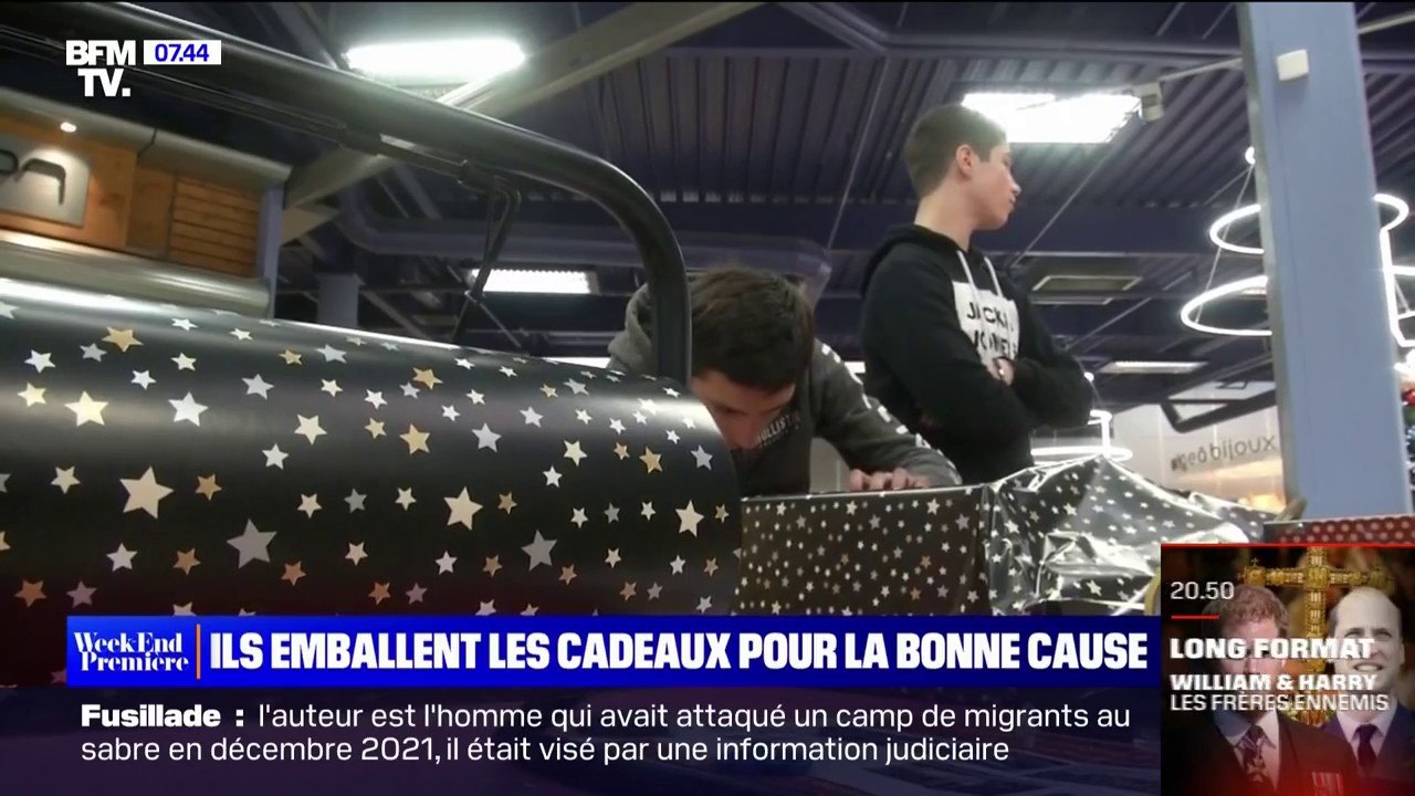 Noël: des bénévoles emballent les cadeaux pour la bonne cause