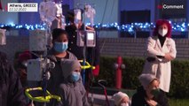 شاهد: رجال إطفاء في زي سانتا كلوز يزورون الأطفال المرضى في اليونان
