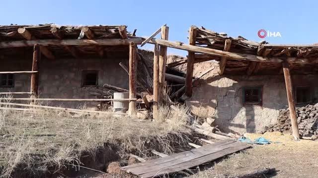 Heyelan ve deprem sonrası oluşan obruklardan mahalle sakinleri tedirgin