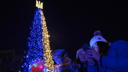 En Ukraine, la population fête Noël malgré la guerre