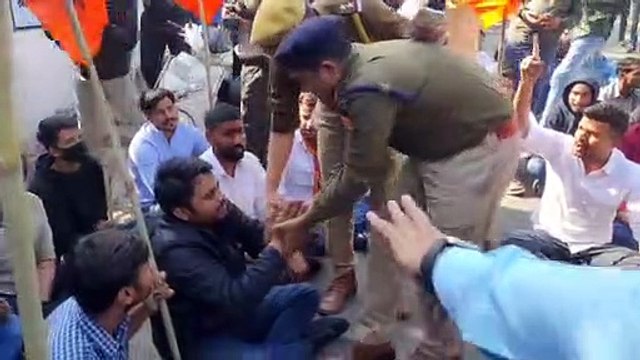 शिक्षा राज्य मंत्री जाहिदा खान के आवास के बाहर जुटे बेरोजगार युवा, सैकेंड ग्रेड भर्ती परीक्षा पेपर लीक का विरोध