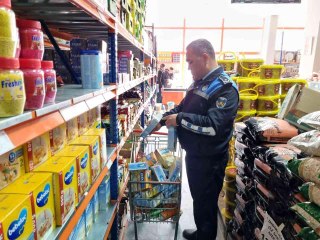 Şanlıurfa'da onlarca paket bozuk bebek maması ele geçirildi