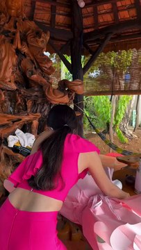 Mừng sinh nhật tuổi 30 của chồng, chị vợ chơi lớn tặng chục cuốn sổ hồng, xe ô tô tiền tỷ