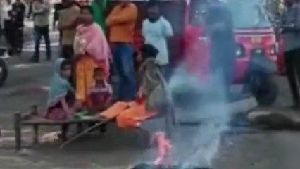 ঝাড়গ্রাম: রাস্তায় আগুন জ্বেলে পথ অবরোধ,উত্তাল এলাকা!