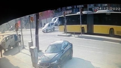 Télécharger la video: İETT otobüsü ve otomobilin çarpıştığı kazada 1 kişi yaralandı