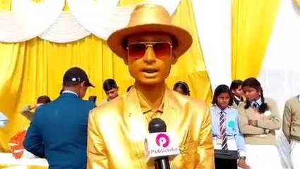 महराजगंज: स्टेच्यू नहीं जिंदा इंसान है, गोल्डन बॉय इस्माइल ख़ान के साथ लोगों ने ली सेल्फ़ी