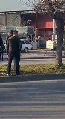 3 kişiyi silahla rehin alan şahıs kamerada