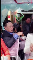 với khoảnh khắc ấm áp bố bóc vỏ tôm cho con gái