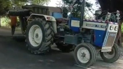 बुरहानपुर :धामनी नदी के पास ट्राली उड़ी हवा में,ड्राइवर ने ट्रेक्टर से कूदकर कर बचाई जान