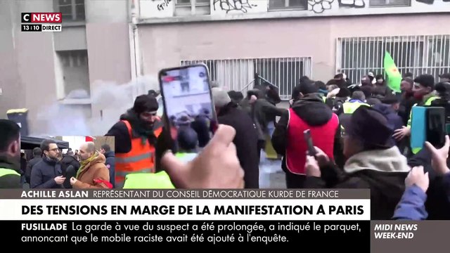 Affrontements Place de la République à Paris avec des manifestants qui attaquent les policiers malgré l'intervention du service d'ordre de la manifestation