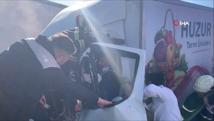 Hurdaya dönen kamyonette sıkışan şoför güçlükle böyle kurtarıldı