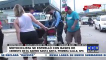 Motociclista por poco termina muerto al impactar con base de concreto en SPS