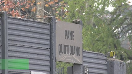 Tải video: Milano, centinaia in coda da Pane Quotidiano: 