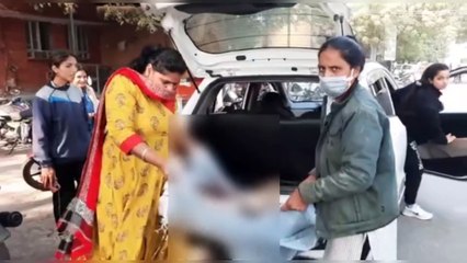 अनुठा प्रदर्शन : श्वानो के शव को कलेक्ट्रेट परिसर में ले जाकर किया प्रदर्शन,देखे आखिर क्या है मामला