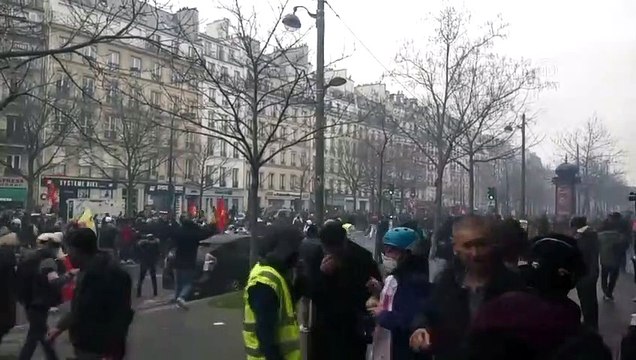 Fransa'da terör örgütü PKK destekçileri ile güvenlik güçleri arasında arbede yaşandı