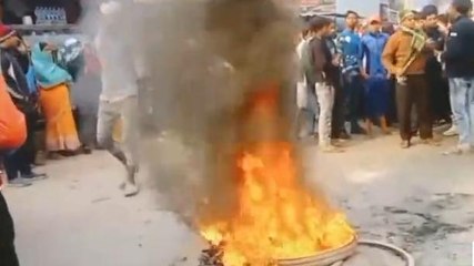 ब्रेकिंग न्यूज़: दरभंगा में लोगों का फूटा भयंकर आक्रोश, बीच सड़क पर शव रखकर किया जाम