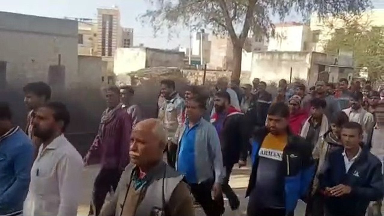 नाबालिग से गैंगरेप, घटना के विरोध में बाजार रहे बंद, तीन आरोपी गिरफ्तार