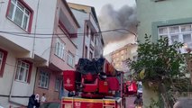 Kağıthane'de 5 katlı binanın çatı katında çıkan yangın söndürüldü
