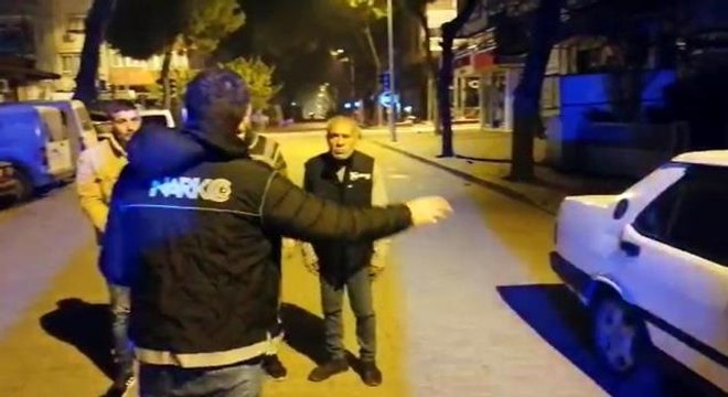 Otomobilde uyuşturucu ile yakalanan 2 zehir taciri tutuklandı