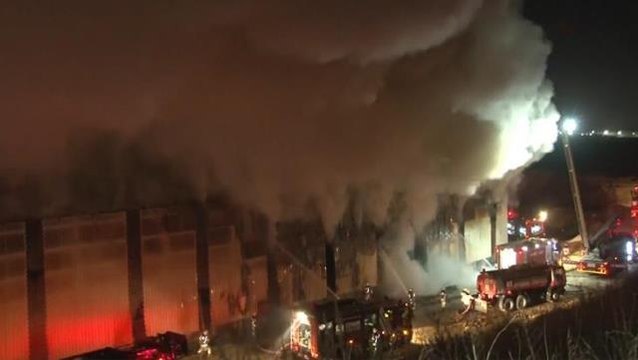 İstanbul'da geri dönüşüm tesisinde yangın! Dumanlar her yeri kapladı, ekipler olay yerinde