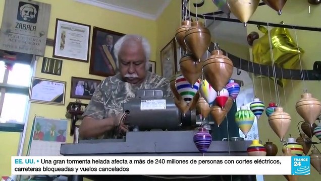 Con juguetes tradicionales, artesanos ecuatorianos buscan sacar a los niños del aislamiento social