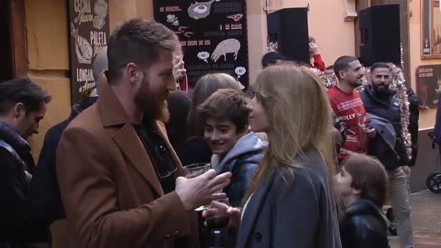 La alegria y la fiesta toman la calle el día de Nochebuena en las ciudades españolas