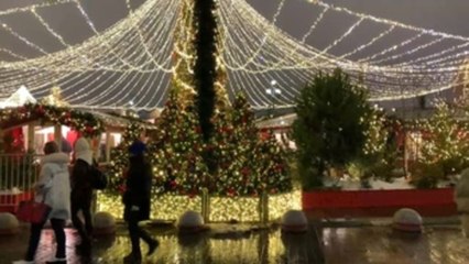 Luces por fuera y con la mente en la guerra: el Año Nuevo 2023 en Rusia