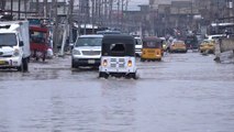 شاهد.. مياه الأمطار الغزيرة تدخل بيوت البغداديين وتتسبب بخسائر مادية كبيرة