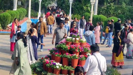 लेकसिटी में पर्यटकाें की रेलमपेल