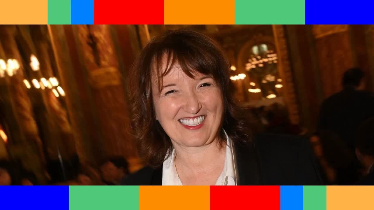 Anne Roumanoff : "Ballottées", "contrariées"... Son grand projet concernant ses grands-mères