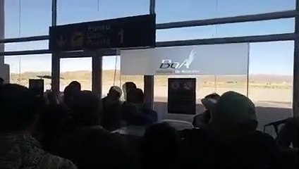 Скачать видео: En víspera de Navidad, pasajeros en Oruro reclaman demora en la aerolínea estatal