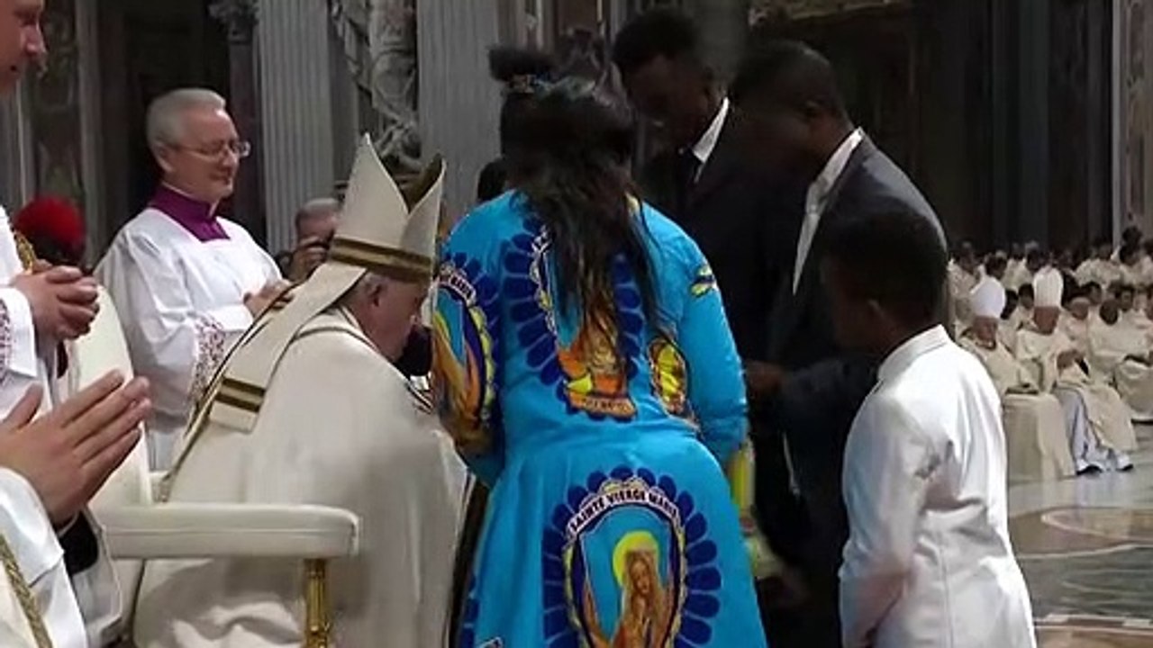 El Papa reza por los "niños devorados por las guerras" en la Misa de Nochebuena
