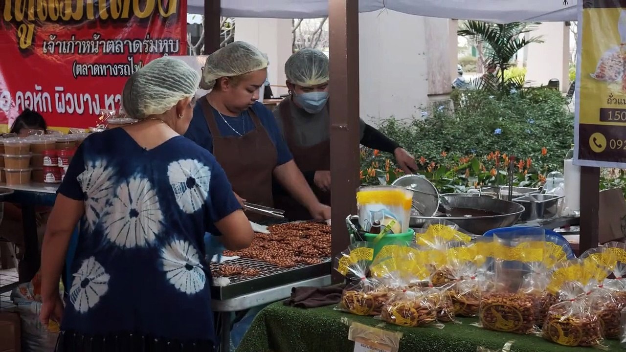FRIED PEANUTS are a popular appetizer in Thailand _ THAI FOOD [4K]