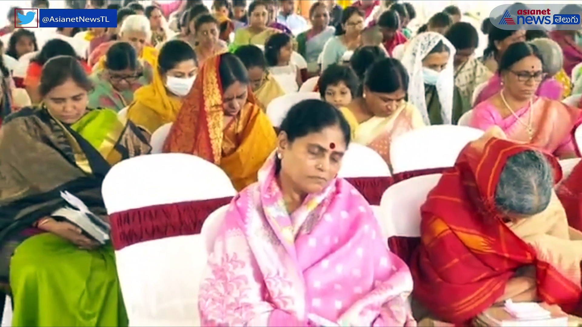 కుటుంబసమేతంగా క్రిస్మస్ వేడుకల్లో పాల్గొన్న సీఎం జగన్... 