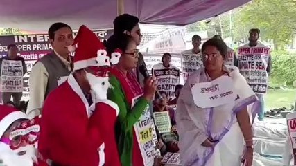 কলকাতা: মুখ্যমন্ত্রী ও সান্টা সেজে অভিনব প্রতিবাদ চাকরিপ্রার্থীদের