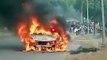 वीडियो: रोड पर चलती कार में लगी आग, 2 लोगों ने कूदकर बचाई जान