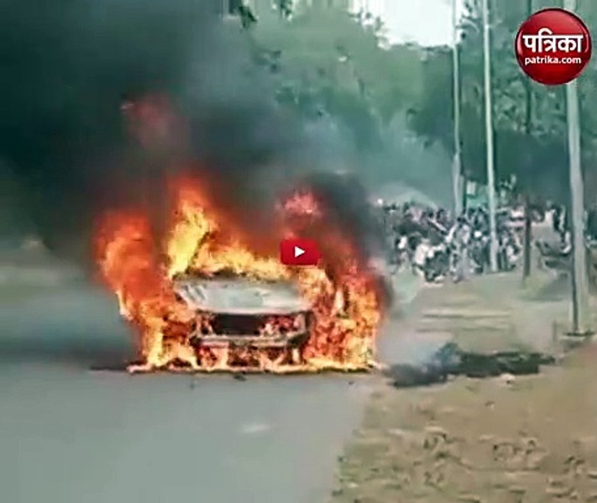 वीडियो: रोड पर चलती कार में लगी आग, 2 लोगों ने कूदकर बचाई जान