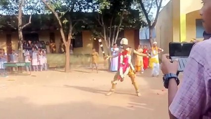 பள்ளிவிழாவில் கருப்பசாமி வேடமிட்டு ஆடிய அரசுப்பள்ளி மாணவன்!! திடீரென அருள் வந்து சாமி ஆடிய ஆசிரியை!