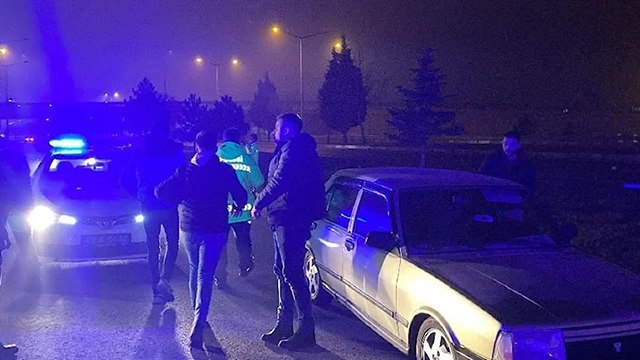 Kaza yapan alkollü şoföre yardıma geldi, o da alkollü çıktı