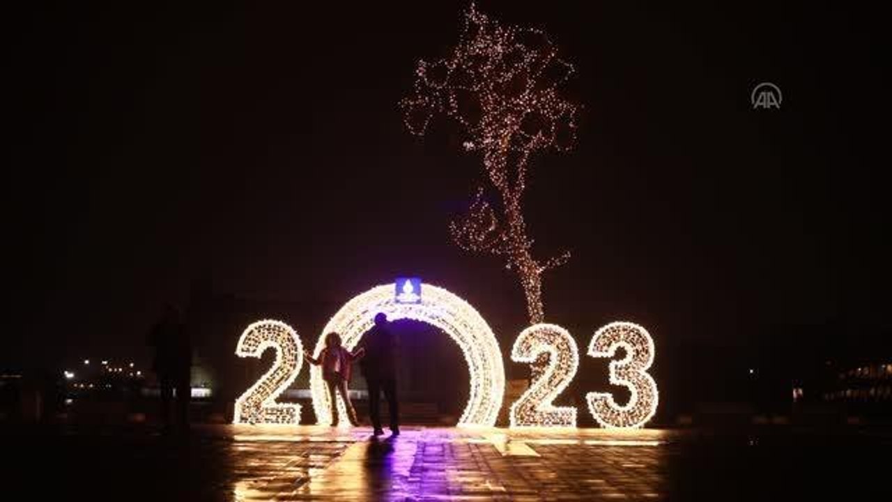 İstanbul'da kentin en çok ziyaret edilen yerleri yılbaşı için ışıklandırıldı