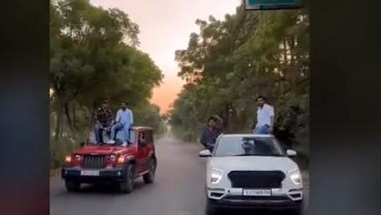 मुरादाबाद:जान जोखिम में डालकर कार पर स्टंट करते युवकों का वीडियो वायरल