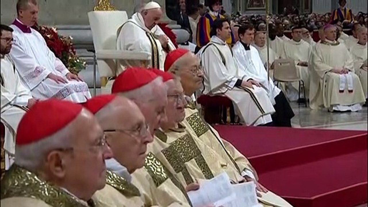 Papst erinnert in Christmette an Kinder in Krieg und Armut