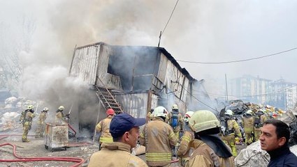 Maltepe'de geri dönüşüm deposundaki konteynerlerde çıkan yangın söndürüldü