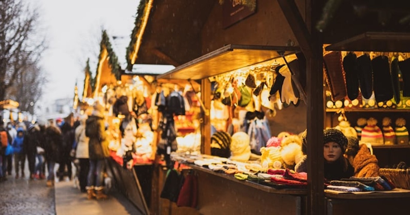 Ivre et violent sur le marché de Noël, il se fait maîtriser par le Père Noël, ceinture de noire de judo